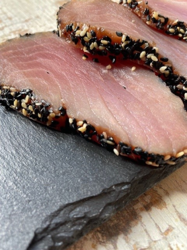 Geräucherter Thunfisch mit Sesam